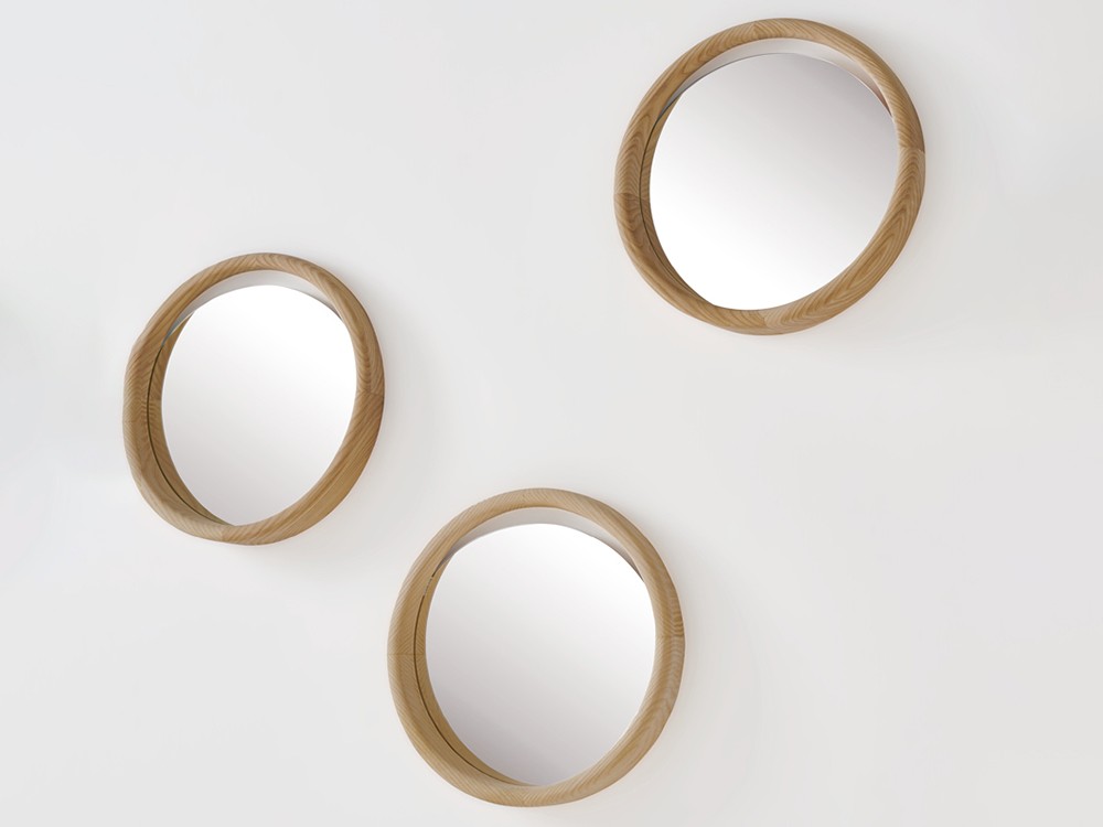 Detalle de espejo Skon XS Beltá Frajumar con vidrio abierto y marco de fresno