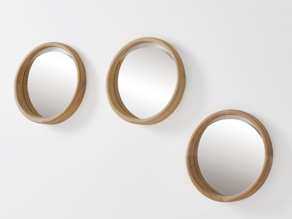 Diseño minimalista de los espejos Skon XS en madera tintada