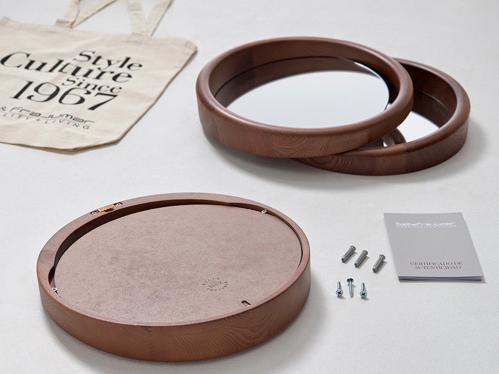 Vista del set Skon XS con acabados en fresno natural y nogal