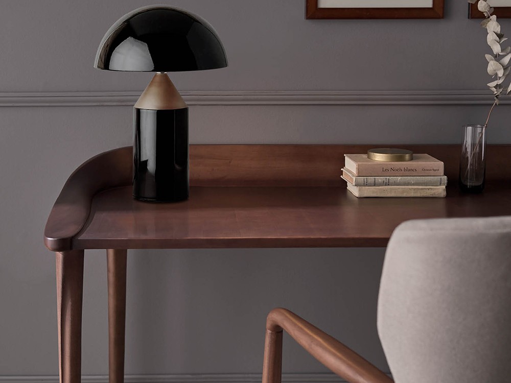 Escritorio Spin de madera maciza de fresno. Diseño clásico con acabado actual y patas torneadas.