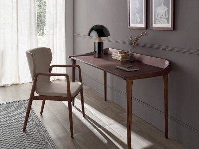 Spin de Beltá Frajumar, escritorio elegante con líneas suaves y estructura en fresno tintado. Estilo atemporal.