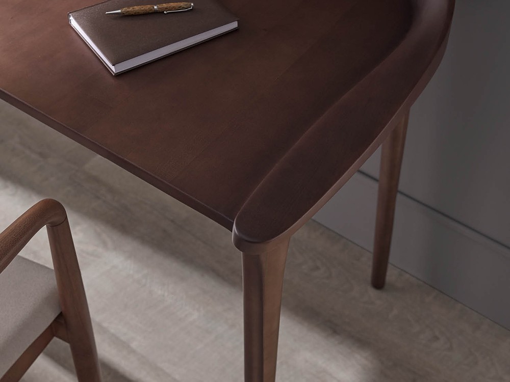 Escritorio de diseño Spin: funcionalidad y estética en una pieza de aire clásico y formas envolventes.