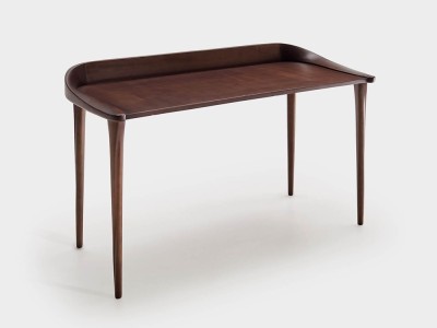 Fabricado en madera de fresno tintado, el escritorio Spin ofrece calidez y diseño para cualquier espacio.