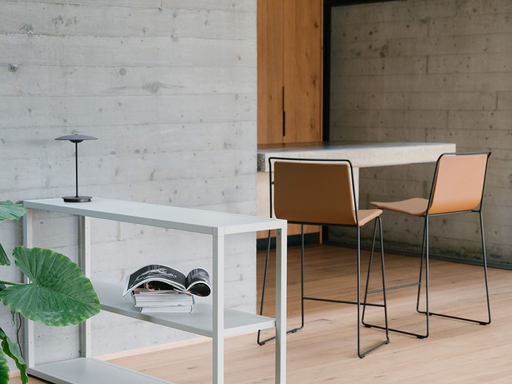 Taburete Alo con estructura en acero