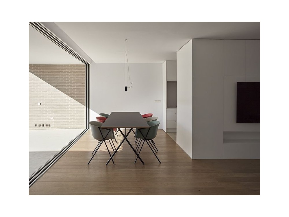 Mesa de comedor Bai con pies de acero epoxi