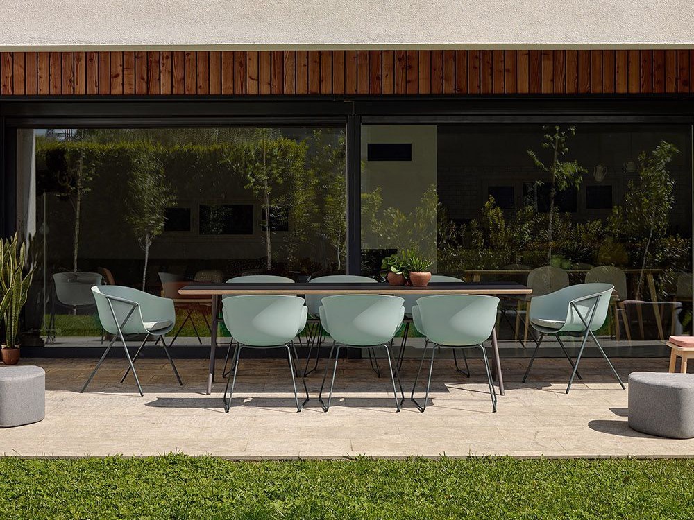 Mesa de comedor Bai con pies de acero epoxi