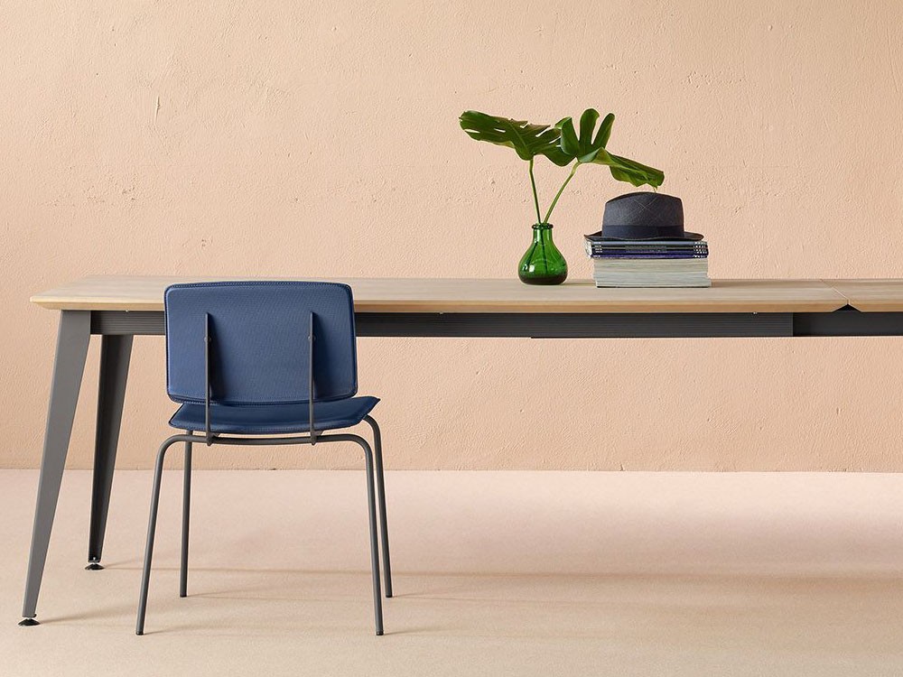 Silla Don Ondarreta: acabado personalizado en polipiel para sillas de cocina modernas.