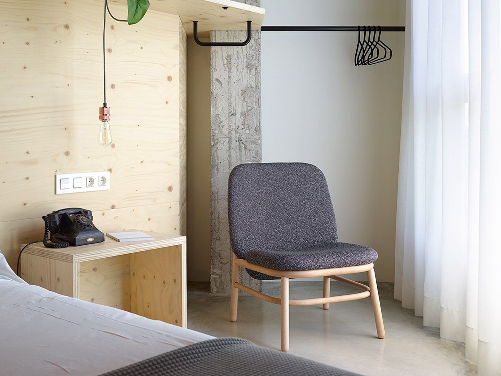 Butaca de diseño Lana de Ondarreta: calidez de la madera de haya y confort en tejidos seleccionados