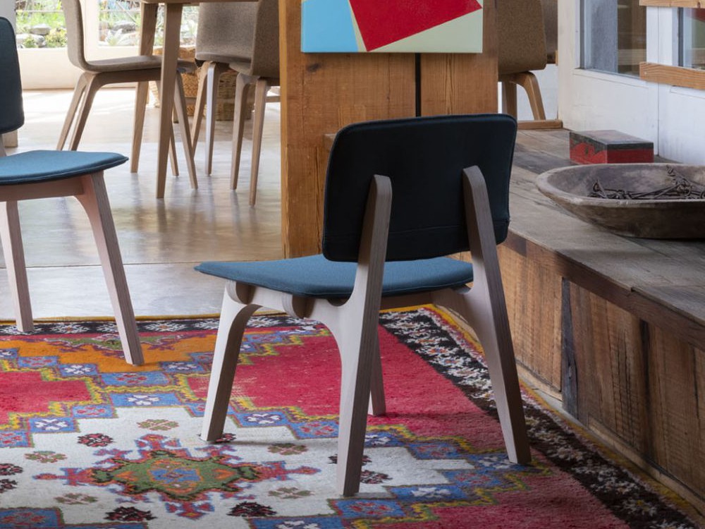 Sillas de diseño modernas: modelo Mikado de Ondarreta, la fusión perfecta entre madera noble y tapizado personalizado