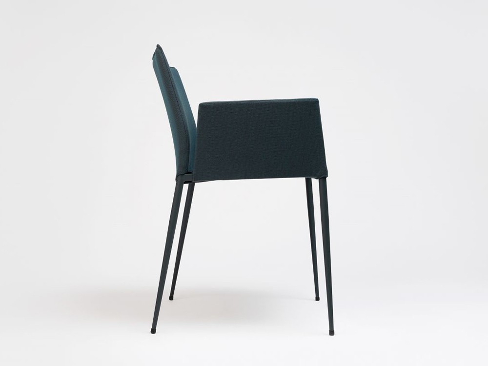 Sillas de comedor tapizadas en tela: modelo Moka con brazos, ideal para crear ambientes minimalistas y confortables