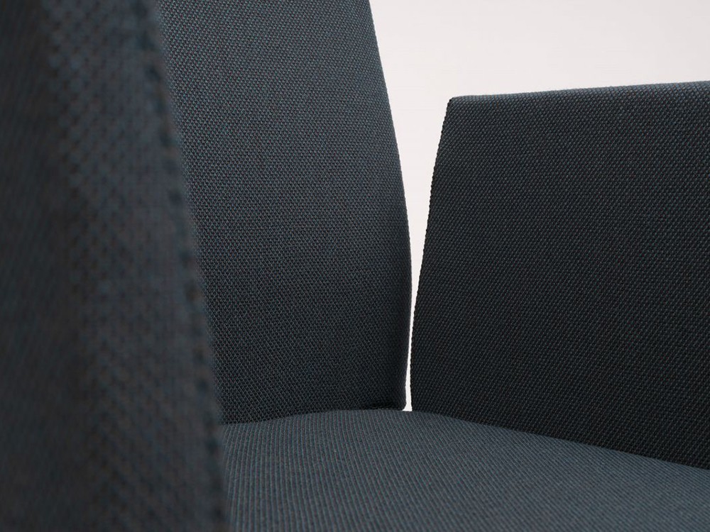 Sillas de diseño modernas: la silla Moka con brazos de Ondarreta destaca por su silueta ligera y estructura metálica resistente