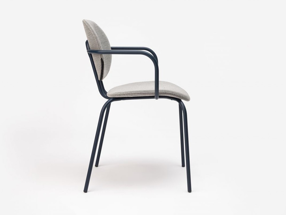 Silla Hari con brazos tapizada en textil