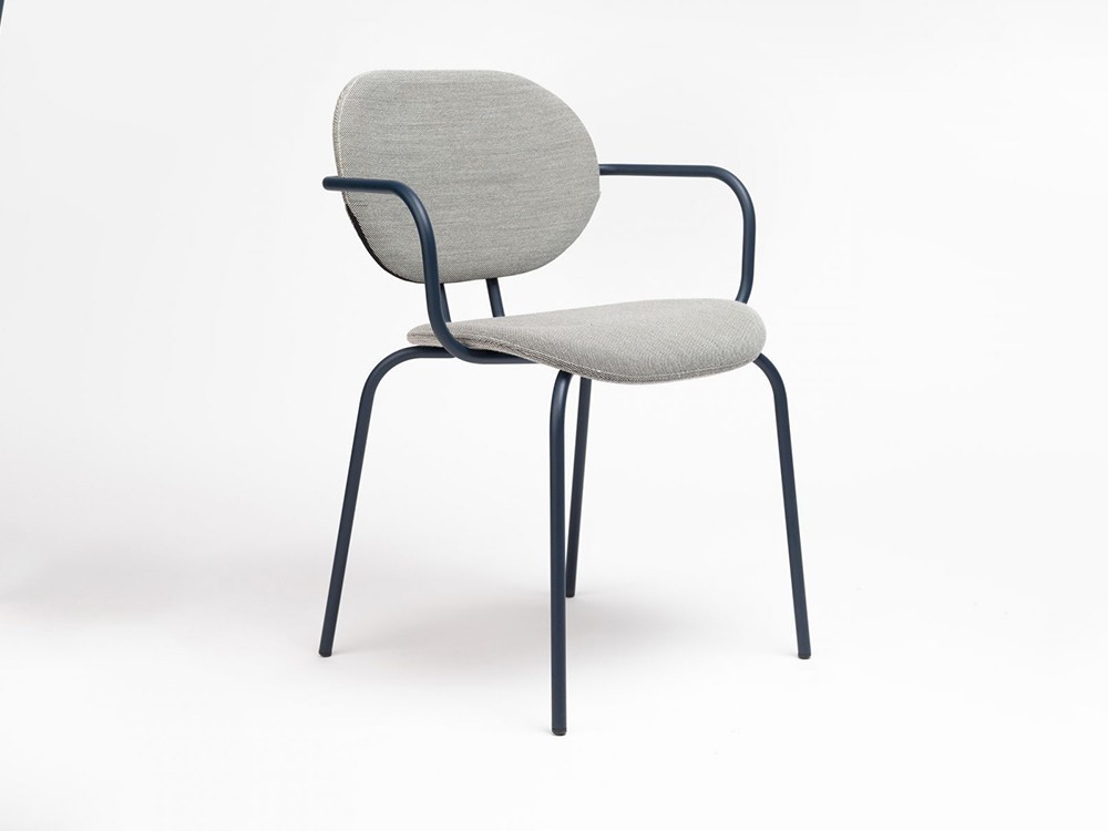 Silla Hari con brazos tapizada en textil
