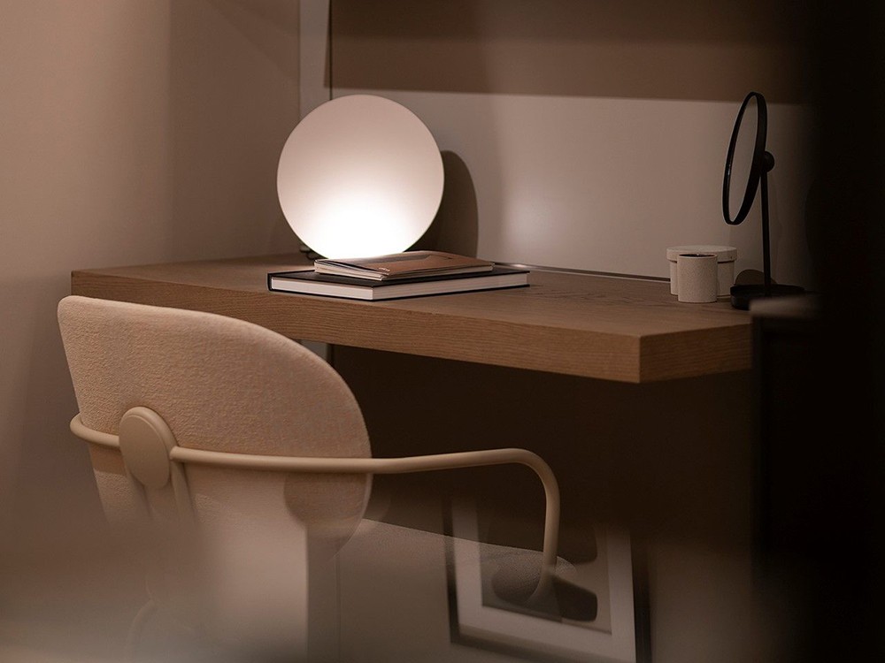 Silla Hari con brazos tapizada en textil Ondarreta - 37