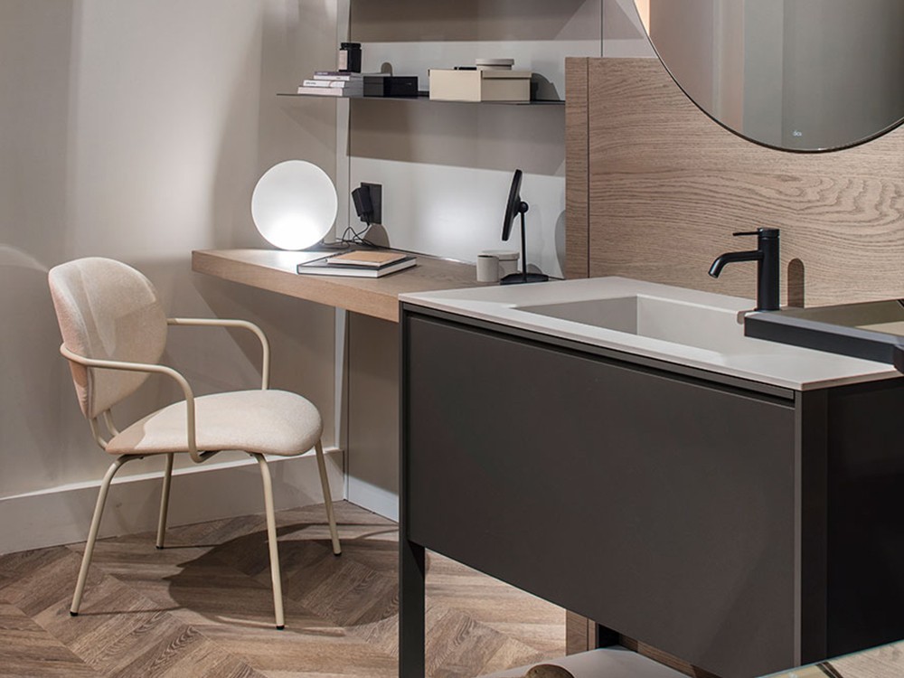 Silla Hari con brazos tapizada en textil Ondarreta - 36