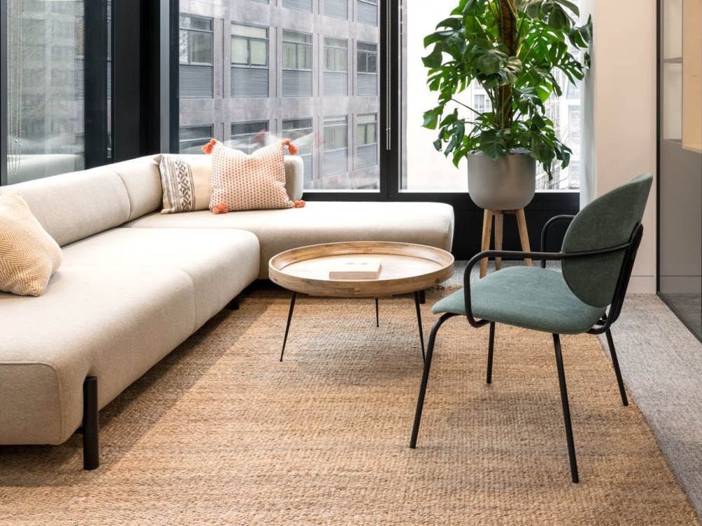 Silla Hari XL con brazos tapizada en textil Ondarreta - 35