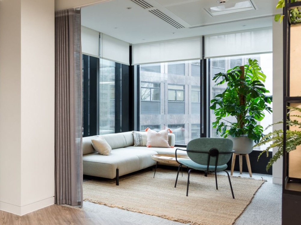 Silla Hari XL con brazos tapizada en textil Ondarreta - 37