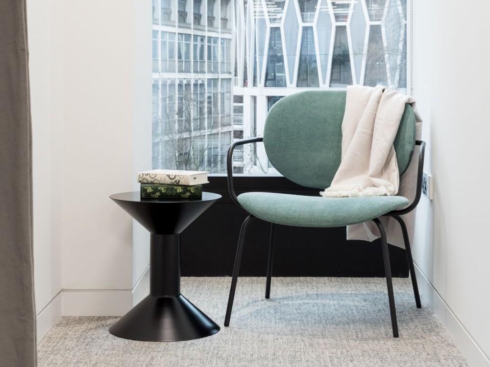 Butaca Hari Ondarreta: diseño personalizado en tejidos seleccionados para un salón moderno