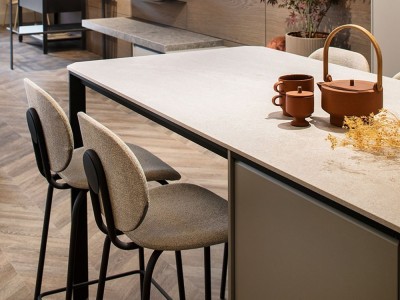 Mobel 6000: taburete Hari tapizado de Ondarreta, elegancia en cada detalle