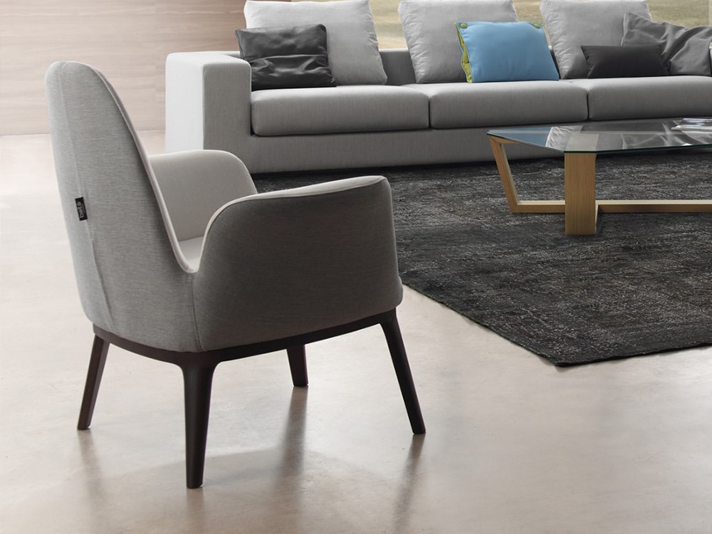Curvas envolventes, base de madera y confort absoluto. Even es la opción perfecta en diseño contemporáneo.