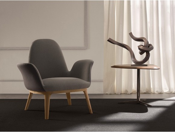Sillón Even con curvas envolventes y diseño sobrio. Comodidad y elegancia para ambientes con estilo.