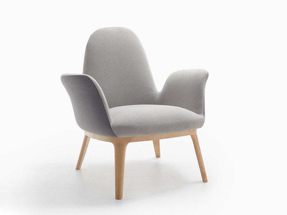 Sillón de diseño Even: estética refinada, asiento envolvente y tapizado personalizable en textil.