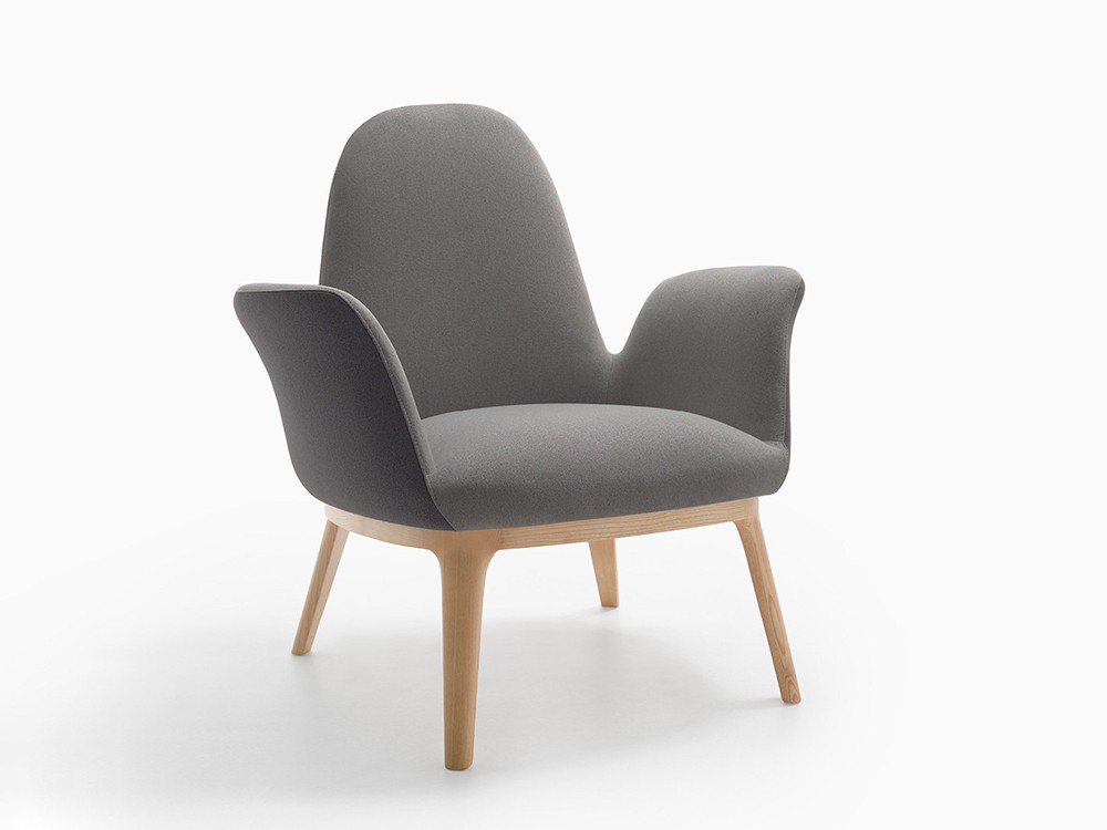 Even de Frajumar, sillón con estructura moldeada y base en madera maciza. Diseño con carácter y confort duradero.