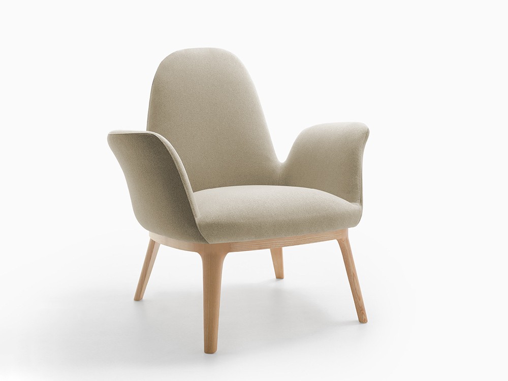 Sillón Even de Frajumar con base de fresno y espuma de alta densidad. Elegancia y calidad en cada detalle.