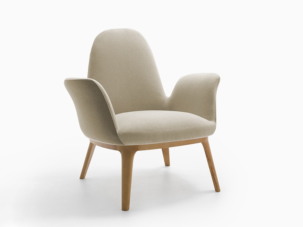 Even combina formas orgánicas y firmeza estructural. Una pieza con presencia para cualquier espacio.