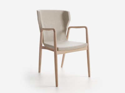 Níes de Beltá Frajumar, diseño refinado y ergonómico con estructura de madera maciza