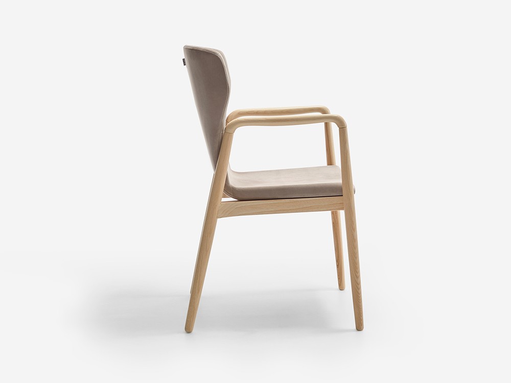 Confort y estilo unidos en la butaca Níes, tapizable en tejidos seleccionados