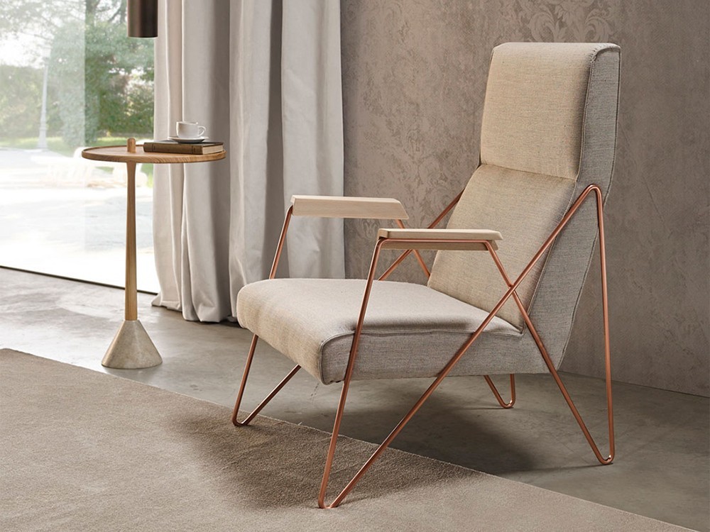 Sillón Tamo Frajumar: estructura metálica y reposabrazos de haya teñida. Diseño desenfadado y confortable.