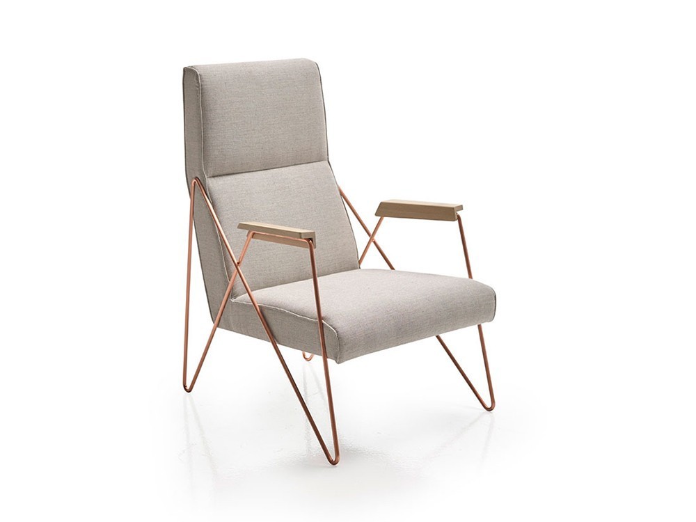 Tamo de Frajumar, butaca con diseño ligero y respaldo alto. Comodidad, estilo industrial y calidez natural en una sola pieza.