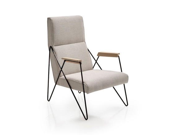 Butaca Tamo con respaldo alto. Estructura metálica, reposabrazos de madera y tapizado textil para máximo confort.