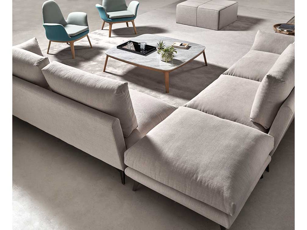 Mesa de centro Even con sobre de mármol natural. Una pieza sofisticada para salones con carácter propio.