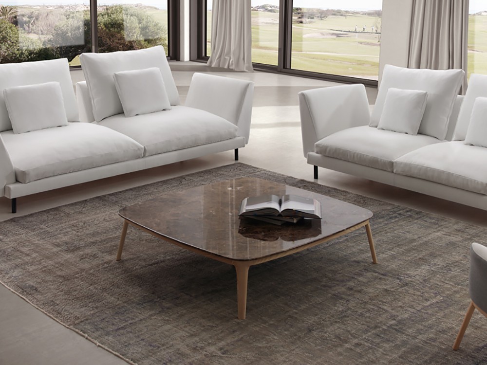 Estructura de fresno macizo y sobre en mármol. La mesa Even es la pieza clave para un salón con estilo.