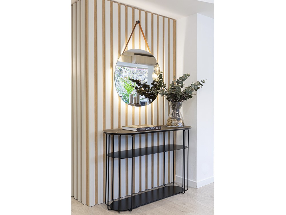 Proyecto de recibidor con panel alistonado 